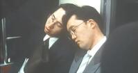 Dois salaryman no metro